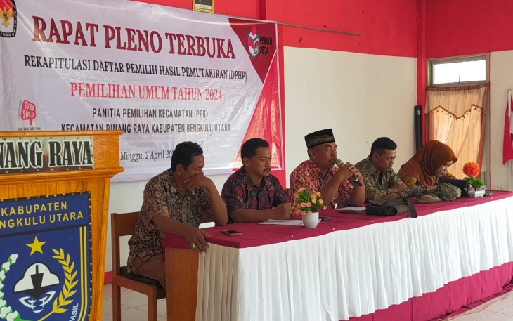 Bhabinkamtibmas Kecamataan Pinang Raya Hadiri Rapat Pleno (DPHP) Pemilu Tahun 2024