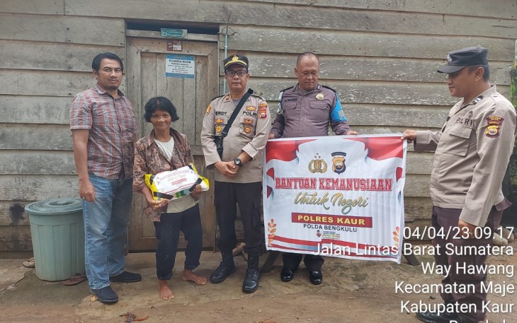 Lansia Kurang Mampu Terima Bansos dari Polsek Maje