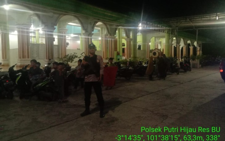 Personel Polsek Putri Hijau Berikan Pengamanan Ibadah Tarawih di Desa Kota Bani
