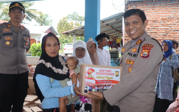 Polda Bengkulu Bagikan 125 Paket Bantuan Kemanusiaan Untuk Negeri Kepada Warga Kelurahan Sumber Jaya
