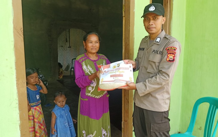 IRT Warga Desa Ulak Lebar Terima Bansos dari Polsek Muara Sahung