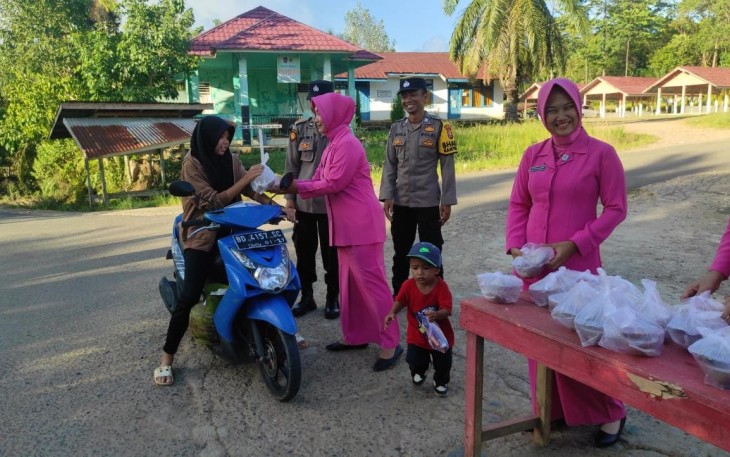 Indahnya Berbagi, Polsek Napal Putih Berbagi Takjil Kepada Masyarakat