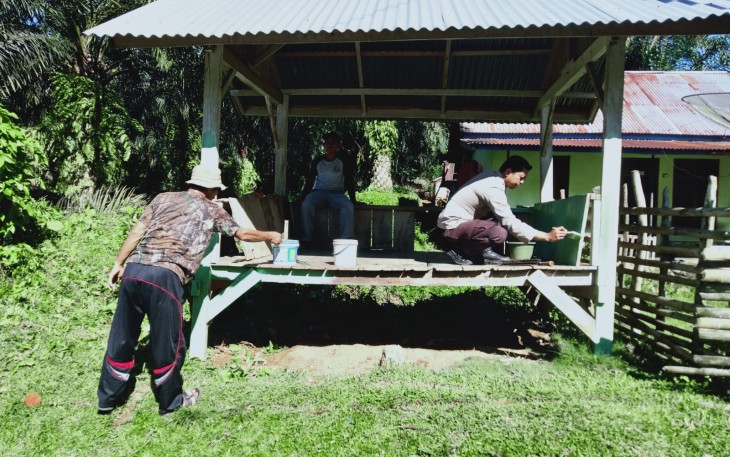 Bhabinkamtibmas Polsek Pino Bersama Warga Binaannya Melakukan Renovasi Pos Kamling 