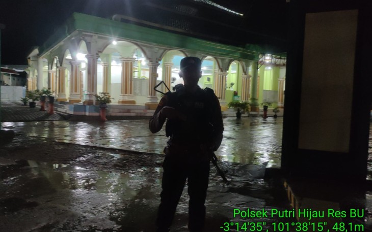 Personel Polsek Putri Hijau Berikan Pengamanan Ibadah Salat Tarawih 