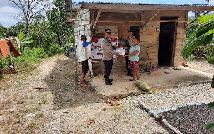 Penyaluran Bansos Polsek Muara Sahung Berlanjut, Kali ini Ibu Ratih Penerimanya