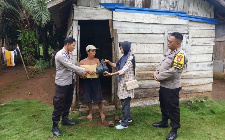 Bulan Ramadan Polsek Batik Nau Bagikan Bantuan Sosial Kemanusiaan Untuk Masyarakat