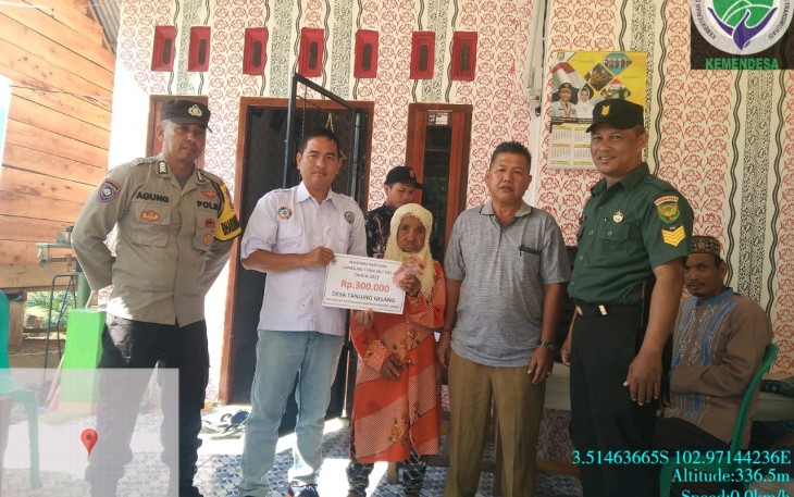 Bhabinkamtibmas Polsek Kotapadang Berikan Pengamanan Penyaluran BLT-DD di Desa Tanjung Gelang 