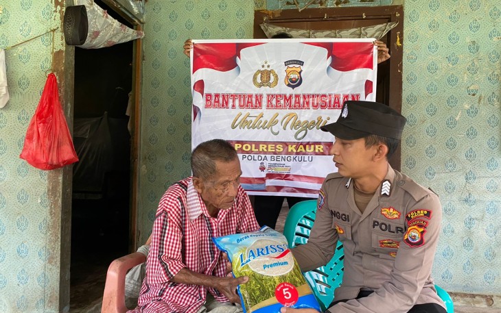 Lansia Hampir Seabad Terima Bansos dari Polsek Kaur Utara