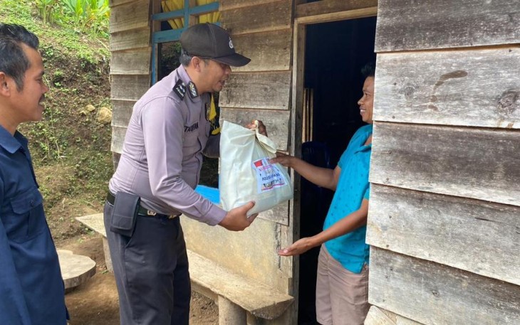 Polsek Tebat Karai Kembali Salurkan Bantuan Kemanusiaan Untuk Negeri