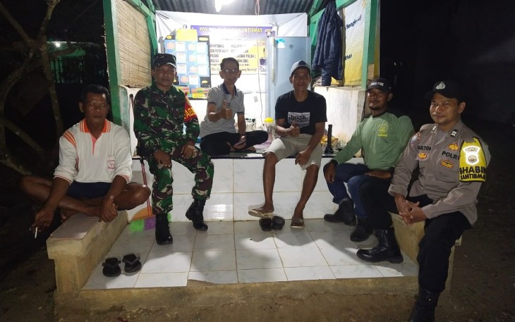 Tingkatkan Keamanan, Bhabinkamtibmas Polsek Putri Hijau Rutin Melaksanakan Ronda Pos Kamling Bersama Dengan Warga