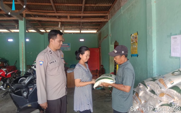 Bhabinkamtibmas Polsek Lebong Selatan Monitoring Pendistribusian Cadangan Beras Pemerintah 