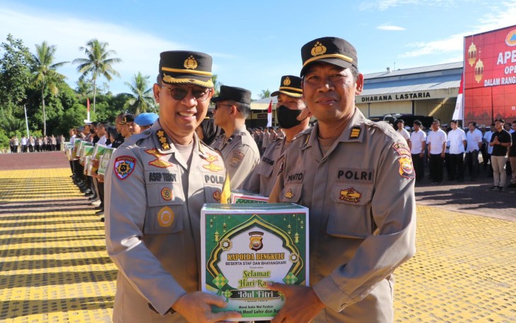 Kapolda Bengkulu Bagikan THR Dari Kapolri Kepada Personil Polda Bengkulu