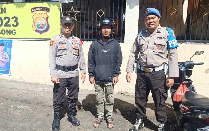 Selasa, Polsek Sindang Kelingi Kembali Berikan Pengaman di Jalan Lintas Curup-Padang Ulak Tanding 