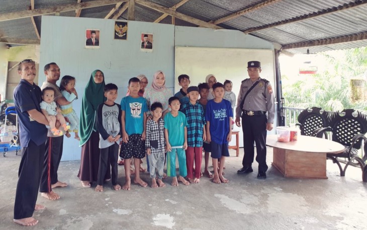 Polsek Kedurang Berikan Bansos Kepada Pondok Pesantran Sabilil Rasyad 