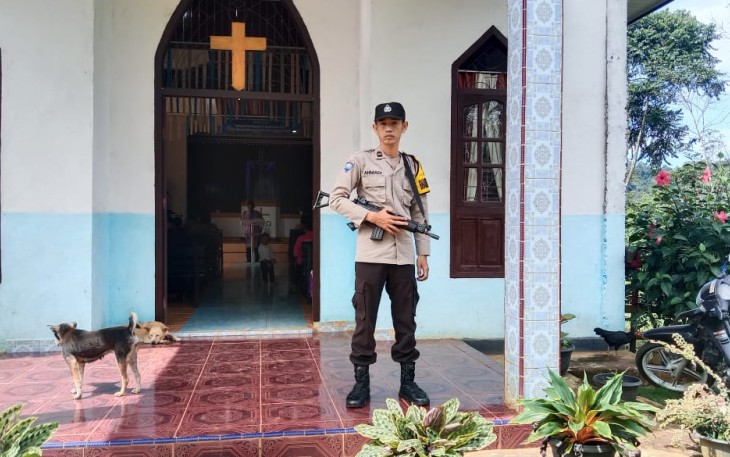 Polsek Padang Ulak Tanding Berikan Pengamanan Ibadah Gereja GKII Kasie Kasubun