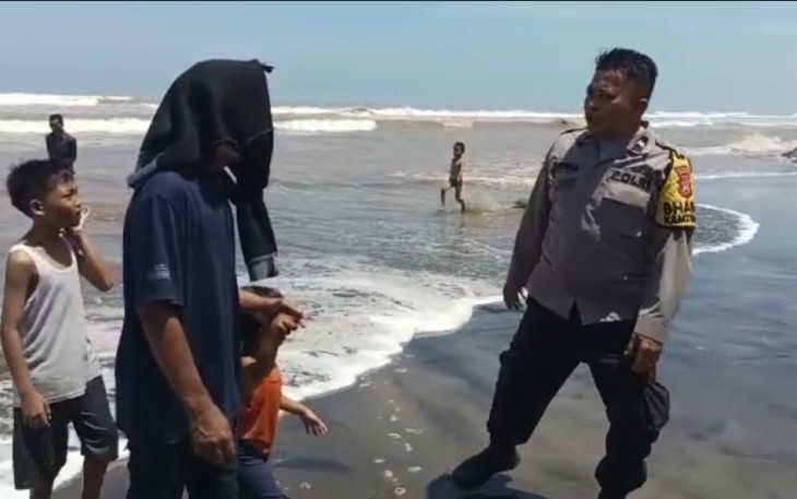 Polsek Batik Nau Imbau Pengunjung Pantai Serangai Untuk Tidak Mandi di Laut
