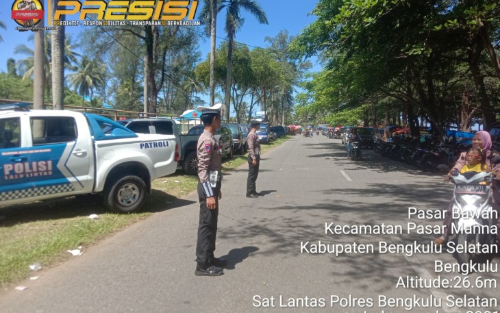 Satlantas Polres BS Lakukan Pengaturan Arus Lalin dan Sampaikan Imbauan di Objek Wisata Pasar Bawah