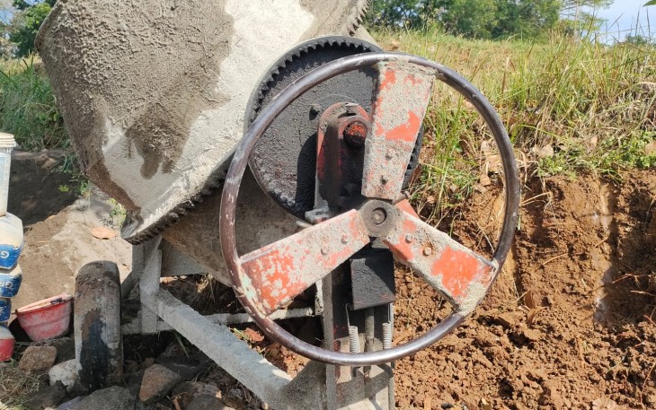 "Molen pengaduk semen sebagai alat pendukung TMMD Reg ke-117 Mojogedang"