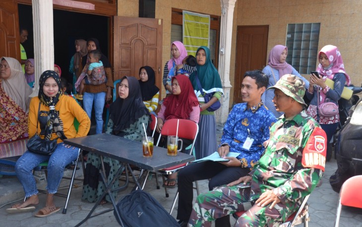 "Warga desa Gentungan antusias mengikuti pelayanan gratis kependudukan"