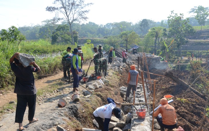 "Warga desa Gentungan dan Satgas TMMD penuh semangat bahu-membahu dalam bekerja"