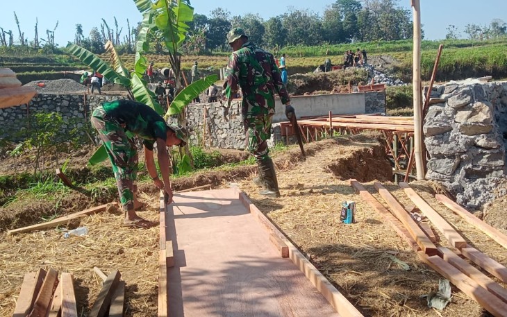 'Pemasangan papan cor jembatan oleh Satgas TMMD Gentungan"
