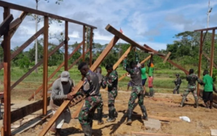 Karya bhakti pembangunan balai kampung Merok, di Distrik Moskona Barat, Teluk Bintuni, Papua, Sabtu (21/10/2023).