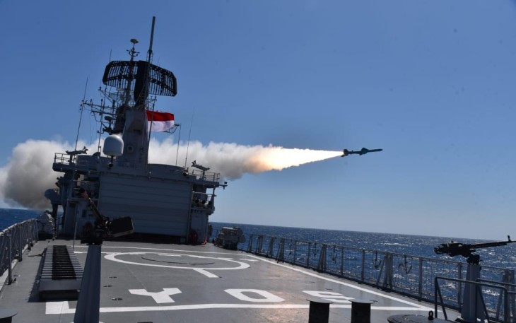Uji coba penembakan beberapa senjata strategis TNI saat melakukan manuver lapangan (Manlap) Latihan Gabungan TNI Tahun 2023 di Selat Bali. Senin (31/7/2023).
