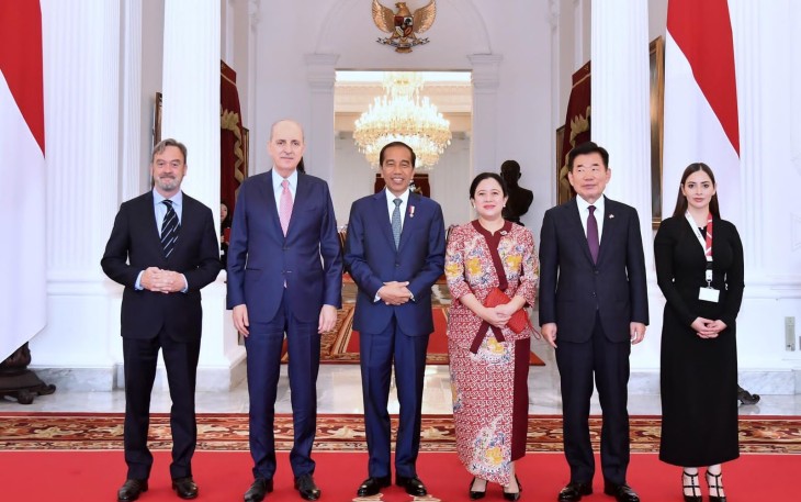 Presiden RI Ir H Joko Widodo dan Ketua DPR RI Puan Maharani foto bersama dengan  4 pimpinan parlemen MIKTA, Senin (20/11/2023). 