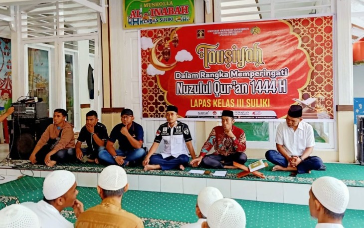 Warga binaan saat berada di Mushala Al-Inabah Lapas Kelas III Suliki.