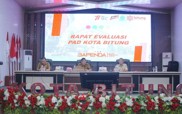 Wakil walikota Bitung Hengky Honandar (tengah) saat memimpin rapat evaluasi PAD Kota Bitung