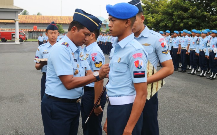 20 Personel Lanud Raden Sadjad Ranai Natuna Menerima Kenaikan Pangkat Setingkat Lebih Tinggi