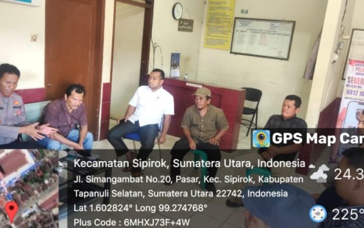 Kapolsek Sipirok, Iptu PM Siboro, melakukan mediasi terkait kisruh antar Serikat Buruh atau Pekerja, Senin (23/10/2023) sore.