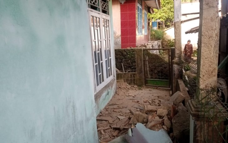 Gempa M4,6 yang berdampak hingga rusak rumah warga di Kabupaten Bogor, Kamis (14/12)