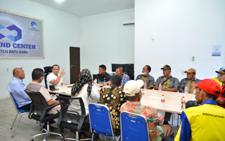  Bupati Batu Bara Ir. H. Zahir, M.AP saat audiensi KTNA Batu Bara di Command Center, Kantor Bupati Batu Bara, Kelurahan Lima Puluh Kota, Kecamatan Lima Puluh, Sabtu (11/02/2023).