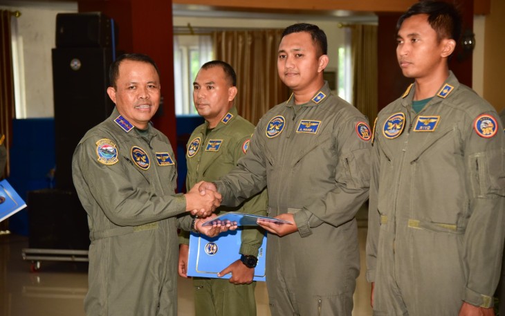 Komandan Pusat Penerbangan Angkatan Laut (Danpuspenerbal) Laksda TNI Sisyani Jaffar, memberikan penghargaan kepada air crew Puspenerbal dalam kesuksesan acara sail Cenderawasih  Hari Dharma Samudera, dan Hari Armada RI tahun 2023, di Wispa Lanudal Juanda, Kamis (28/12/2023)