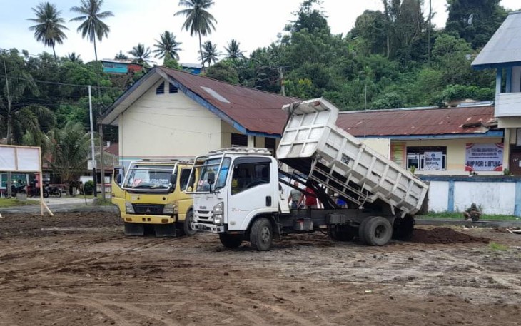 Dua unit Dum truck saat menyuplai kebutuhan material tanah timbunan Kelokasi pembuatan sarana olahraga joging track
