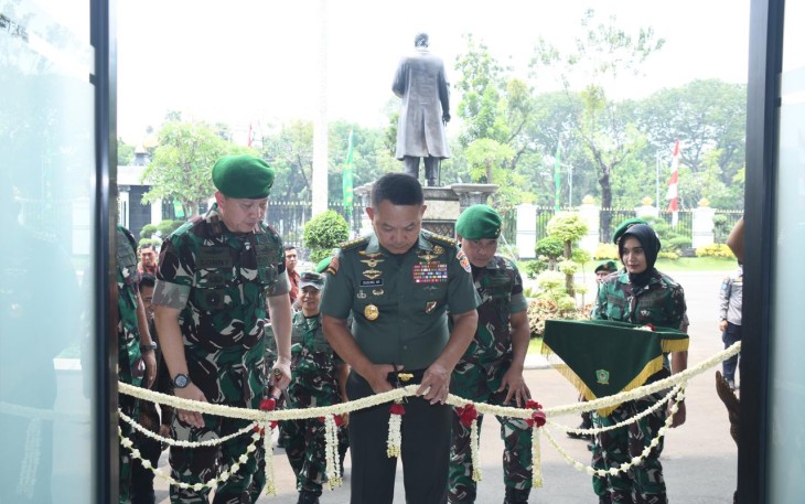 Kasad gunting pita saat peresmian Penggunaan Mess Berland Serta Gedung Sandi dan Siber Forensik TNI AD