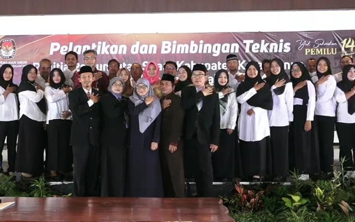 Kegiatan pelantikan dan bimbingan teknis anggota PPS oleh KPU Kabupaten Karanganyar di Gedung Kebudayaan setempat, pada Selasa (24/1/2023).