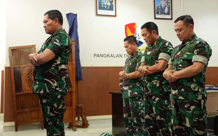 Panglima TNI saat Pimpin Sholat Sebelum Pimpin Rapat Evaluasi Operasi SAR Pilot Susi Air