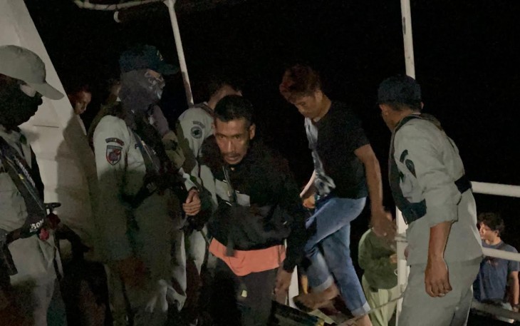 Personel Bakamla RI saat Amankan 8 Pekerja Migran ilegal di Dumai