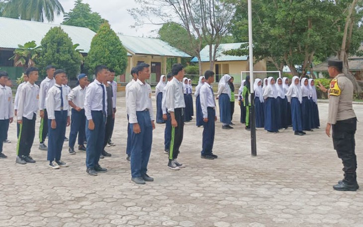 Bhabinkamtibmas Polres Natuna Berikan Pelatihan Gerak Jalan Santai di SMP N 2 Ranai