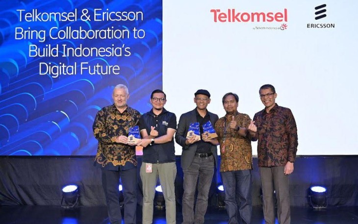 Jerry Soper, President of Ericsson Indonesia, Ronald Limoa, VP Technology & Strategy Telkomsel; Dedi Suherman, VP Home Broadband & FMC Consumer Marketing Telkomsel; Akhmad Madces, Vice President RAN Engineering and Project Telkomsel; dan Ronni Nurmal, VP Head of Network Solution Ericsson Indonesia dalam sesi diskusi panel mengenai kolaborasi dengan Telkomsel untuk membangun masa depan digital Indonesia. 
