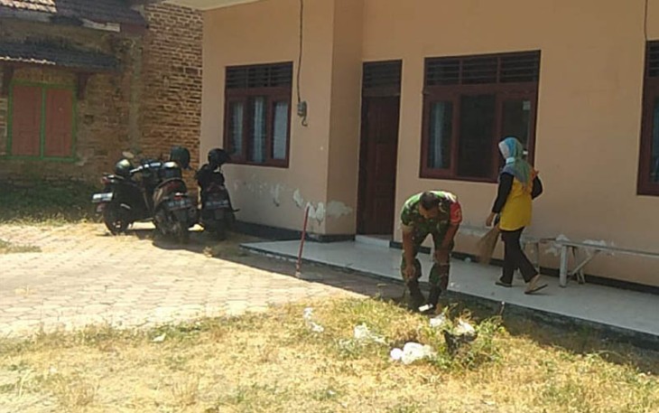 Babinsa Kodim 0802/Ponorogo Bantu Pembersihan di Pustu 