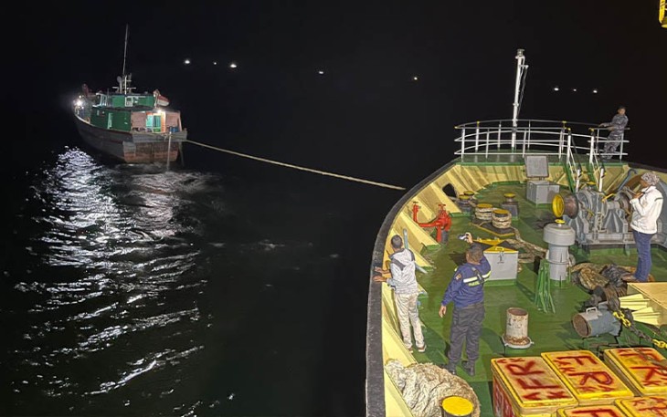 TNI AL saat Berhasil Evakuasi Kapal KM Sabuk Nusantara 80 yang Kandas di Pulau Kembang Sedanau