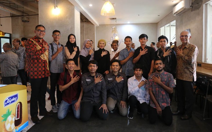 Foto bersama Direktur Utama PT Pertamina, Presiden Direktur Pertamina, Rektor Universitas Pertamina beserta para mahasiswa penerima beasiswa pendidikan