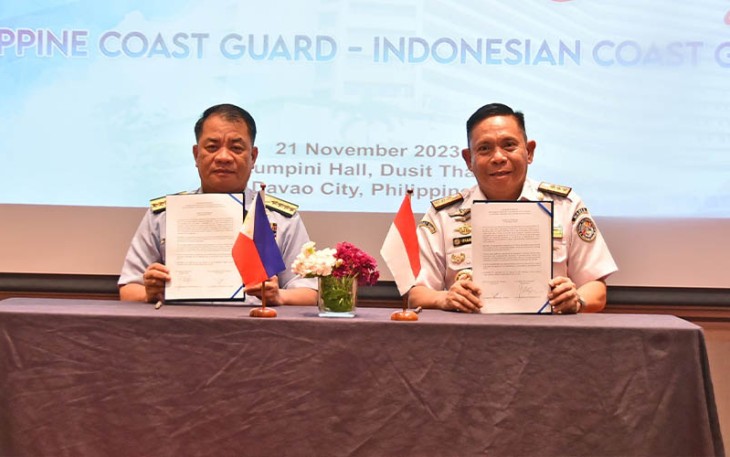 Kepala Bakamla RI Laksdya TNI Dr. Irvansyah, S.H., M.Tr.Opsla., menandatangani Joint Statement dengan Komandan Philippine Coast Guard (PCG) CG ADM Ronnie Gil L Gavan yang berlangsung di Kota Davao, Filipina, pada Rabu (22/11/2023).