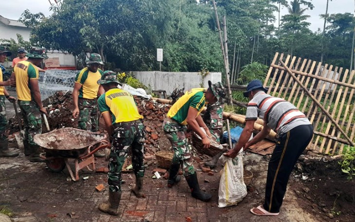Yonkes 2/Yudha Bhakti Husada saat Bantu Masyarakat Perbaikan Jalan Akibat Longsor