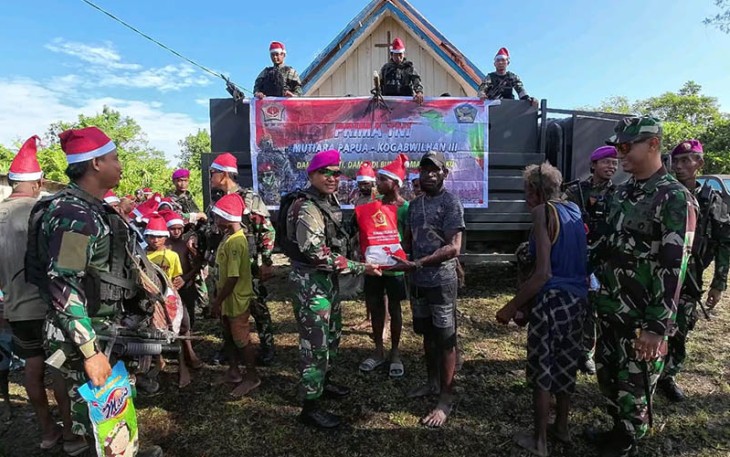 Satgas Pamtas Mobile RI–PNG Yonif 7 Marinir dan Kodim 1715/YHK Salurkan Bansos di Yahukimo Papua