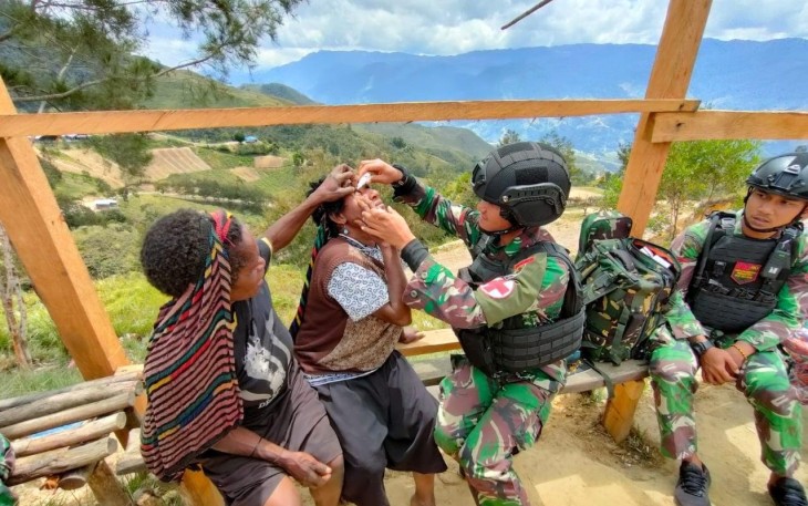 Pos Popome Satgas Yonif Mekanis 203/AK saat Adakan Kegiatan Sosial Bersama Tokoh Masyarakat