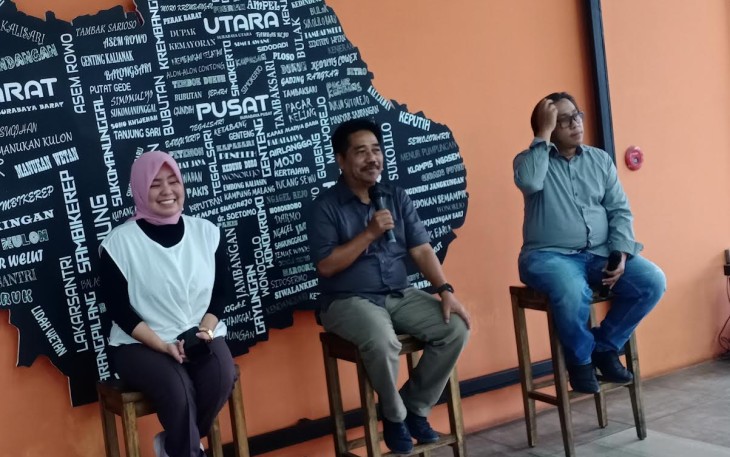Dari kanan ke kiri : Manager Produksi Suara Surabaya Media Eddy Prastyo, Dosen Unair Sukowidodo dan Ketua Stikosa-AWS Meithiana Indrasari